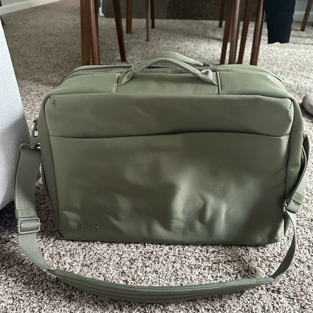 Béis The Ultimate Travel Duffle - Picture 4 of 9